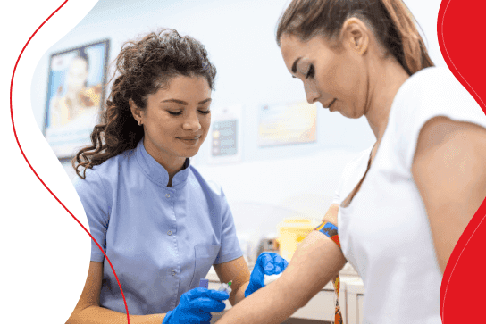 médica coletando sangue de uma mulher.