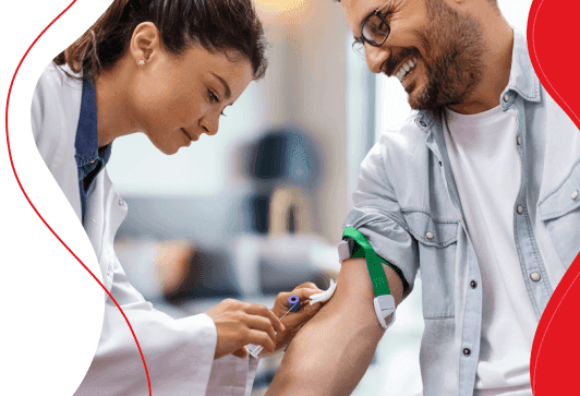 Medico coletando sangue de um homem.